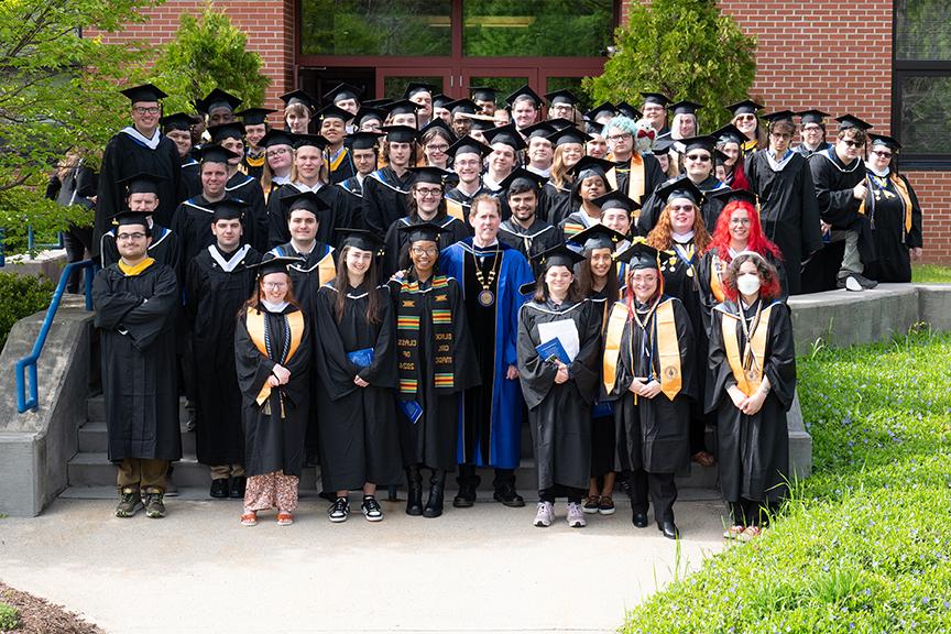 2024年5月 graduating class photo outside the Click Center with LC President Dr. 彼得伊甸园